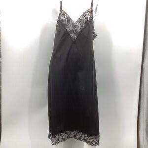 *** Larger Size Vintage Black Nylon Slip No Label *** Plus ? (P2P 23" ! )